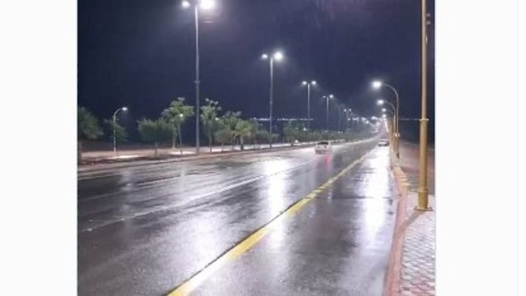 مشهد طبيعي خلاب.. أمطار الصيف تزين العقيق والبرق يضيء السماء