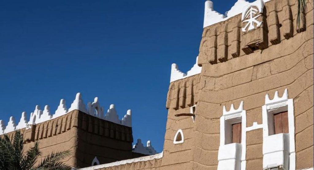 البيوت الطينية القديمة بنجران.. تناغم بين الإنسان وطبيعة المكان