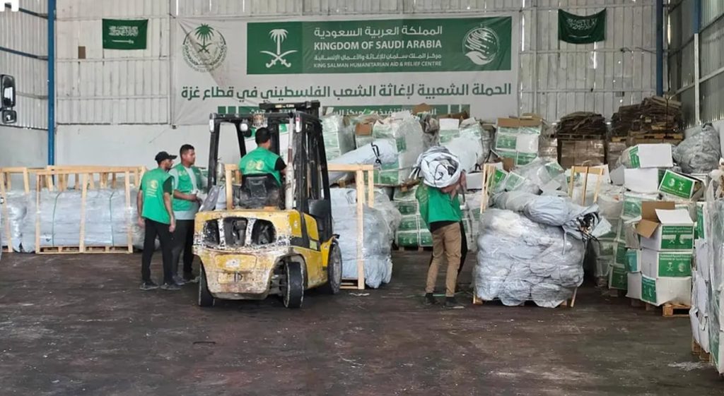 وصول قافلة مساعدات إنسانية من المملكة إلى قطاع غزة