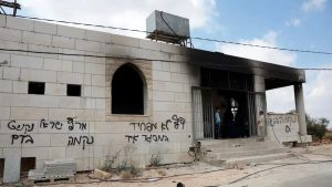مستوطنون إسرائيليون يضرمون النار في مسجدين ويهاجمون قرى فلسطينية بالضفة الغربية