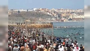 اتفاق مغربي إسباني يعيد جميع المهاجرين السباحين إلى سبتة