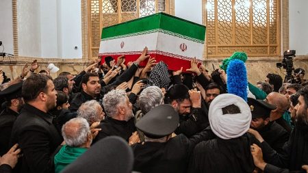 بعد أيام من المراسم الرسمية.. إيران تواري جثمان علي خامنئي الثرى في مشهد