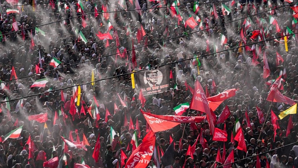 “رايات الثأر” تطغى على المشهد.. حشود ضخمة تؤدي صلاة الجنازة على خامنئي وسط غياب المرشد الجديد