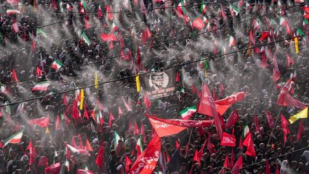 “رايات الثأر” تطغى على المشهد.. حشود ضخمة تؤدي صلاة الجنازة على خامنئي وسط غياب المرشد الجديد