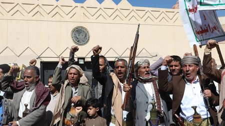 الحوثيون يعلنون استهداف منشآت سعودية.. والرياض تعترض الصواريخ