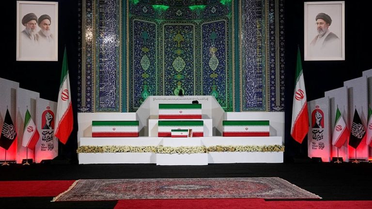 قبل تشييع خامنئي.. إليكم أبرز الجنازات المليونية التي شهدها الشرق الأوسط