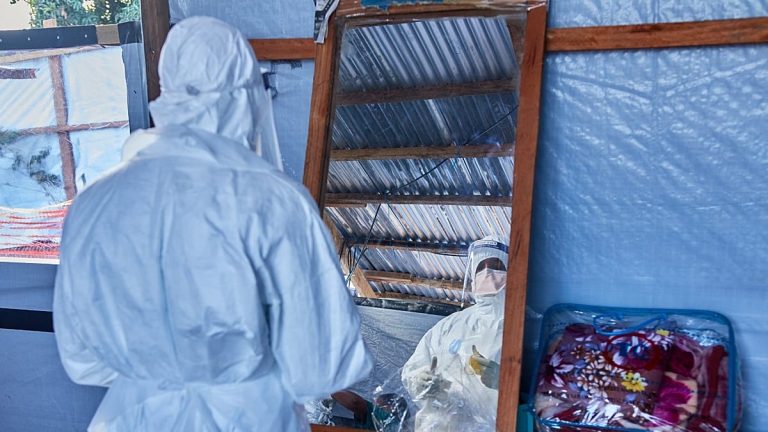 الكونغو تسجل أكثر من 2000 إصابة بإيبولا وسط مخاوف من تفشٍ أوسع