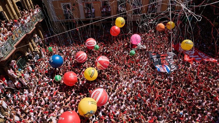 فيديو. انطلاق مهرجان سان فيرمين في بامبلونا بالألعاب النارية والاحتفالات