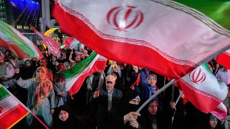 ترامب يهدد إيران بغارات جوية جديدة: “سنضرب بقوة هذه الليلة”