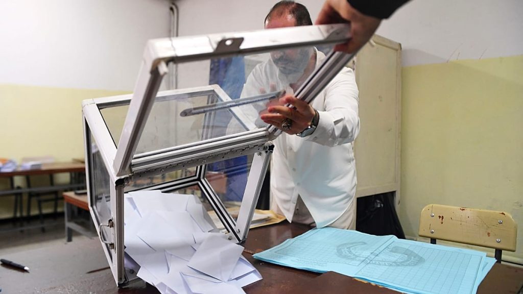 تشريعيات الجزائر تسجل أدنى نسبة مشاركة في تاريخ البلاد: لماذا أدار الناخبون ظهورهم لصناديق الاقتراع؟