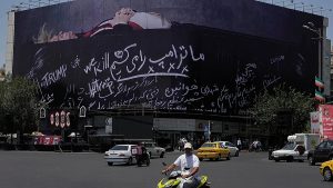 “سنقتل ترامب”.. طهران تنصب لوحة للرئيس الأمريكي داخل نعش في وسط العاصمة