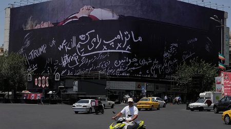 “سنقتل ترامب”.. طهران تنصب لوحة للرئيس الأمريكي داخل نعش في وسط العاصمة