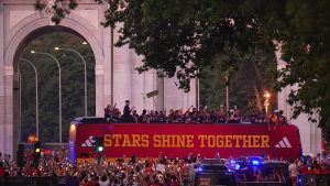 فيديو. المنتخب الإسباني يحتفل في شوارع مدريد بعد التتويج بكأس العالم