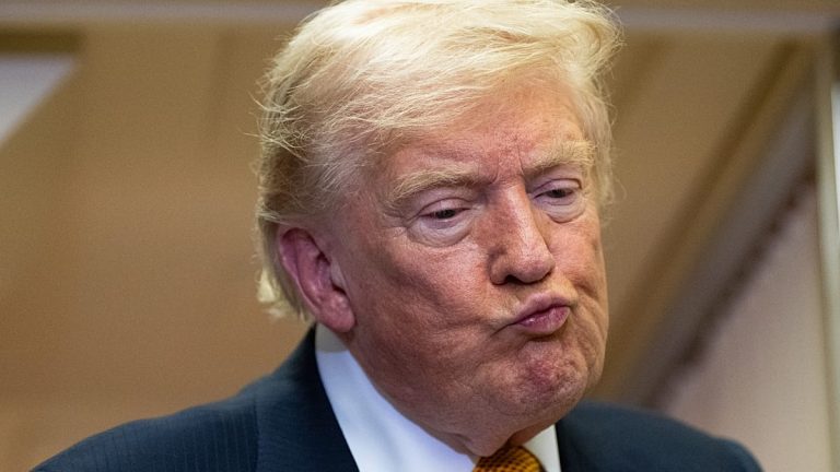 مباشر – ترامب يتوعد طهران بـ “ألف صاروخ” في حال استهدافه.. وإيران ترفض سياسة الضغوط