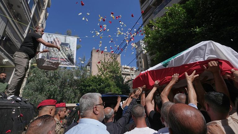 4 قتلى بينهم 3 نساء في غارة إسرائيلية على النبطية الفوقا.. ولبنان يحذر من تداعيات “استمرار الاحتلال”