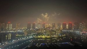 قوات الدفاع الجوي القطرية تعترض وابل صواريخ إيراني جديد فوق الدوحة