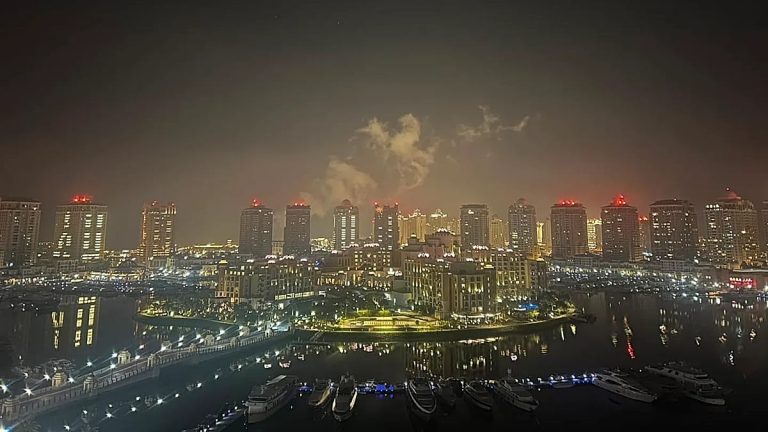 قوات الدفاع الجوي القطرية تعترض وابل صواريخ إيراني جديد فوق الدوحة