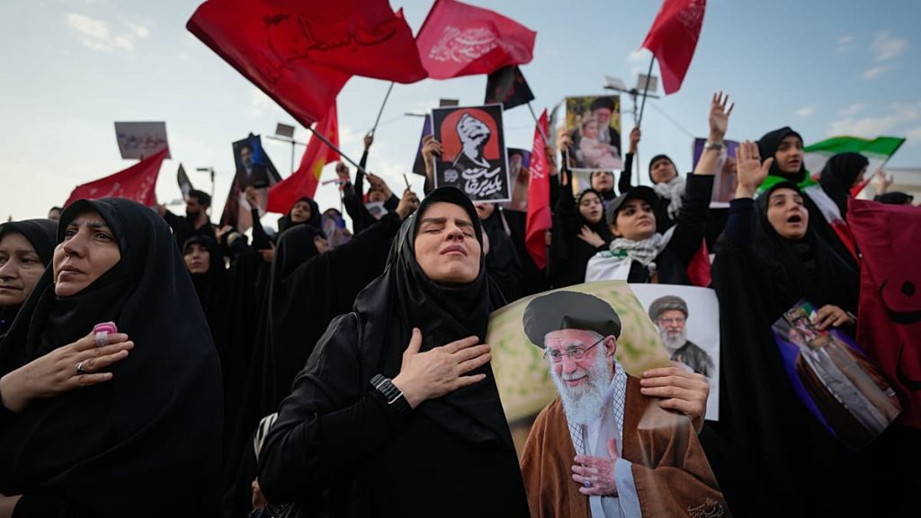 مباشر – موكب تشييع خامنئي يجوب شوارع طهران.. وإسرائيل تستعد لمغادرة منطقتين في جنوب لبنان