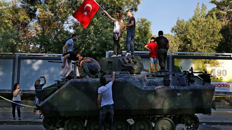 عشية ذكرى الانقلاب.. تركيا توقف نحو ألف شخص على خلفية ارتباطهم بحركة فتح الله غولن