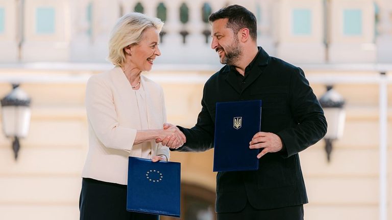 الكفة تميل: زيارة أورسولا فون دير لاين إلى كييف