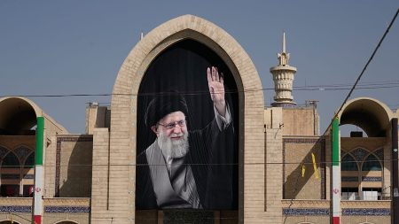 طهران تبدأ مراسم تشييع المرشد الراحل: هل يظهر مجتبى خامنئي في وداع والده؟
