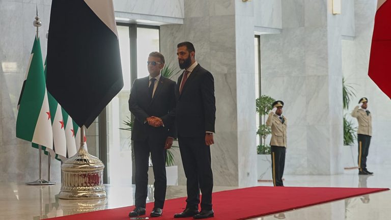 الرئيس السوري بعد لقاء ماكرون: نريد لفرنسا أن تكون شريكنا الأول ومن استثمر معنا مبكرا ربح مبكرًا