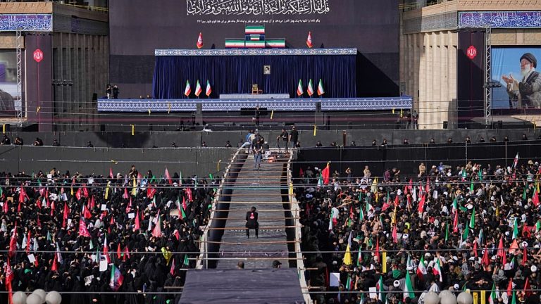 فيديو. الحداد يخيم على طهران مع انطلاق مراسم تشييع خامنئي