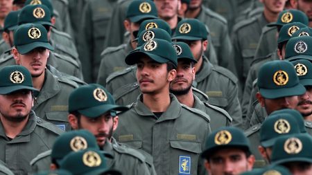 الحرس الثوري يربط تهديده لدول الخليج بآية قرآنية.. وتقرير: طهران طلبت من حلفائها “الاستعداد”