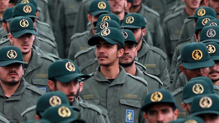 الحرس الثوري يربط تهديده لدول الخليج بآية قرآنية.. وتقرير: طهران طلبت من حلفائها “الاستعداد”