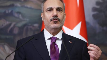 توتر متجدد: وزير الخارجية التركي يصف إسرائيل بـ”العبء العالمي” وساعر يتهمه بالتحريض على الإبادة