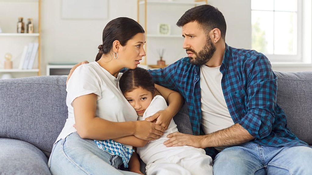 من الصحة النفسية إلى النشاط البدني.. أي الوالدَين هو الأكثر تأثراً بعد الإنجاب؟
