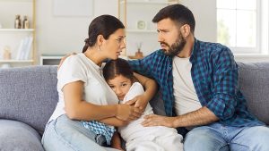 من الصحة النفسية إلى النشاط البدني.. أي الوالدَين هو الأكثر تأثراً بعد الإنجاب؟