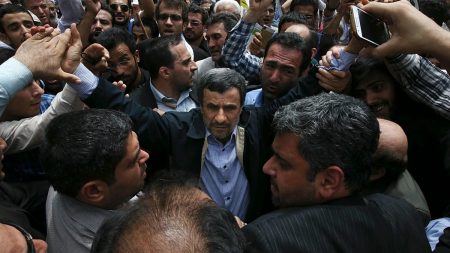 بعد اتهامات طالته واختفاء أثار التكهنات.. أحمدي نجاد يظهر في جنازة خامنئي