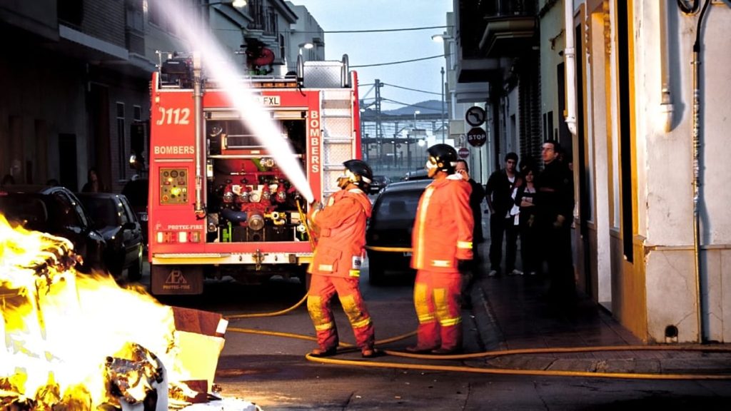 حريق في مساكن محتلة يجبر على إجلاء 80 من السكان في فالنسيا