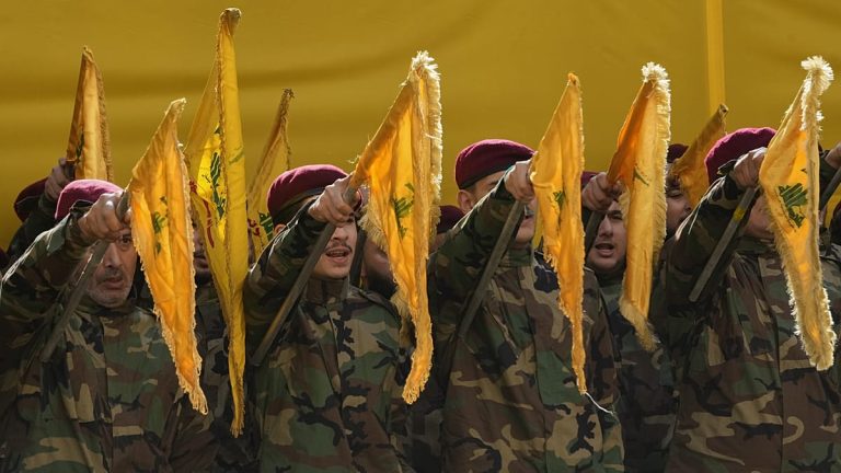 العراق يدرج كيانات مرتبطة بحزب الله ضمن العقوبات المصرفية.. ماذا وراء القرار؟