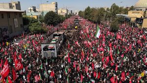 فيديو. نعش علي خامنئي يمر بين آلاف المعزين في مدينة النجف العراقية المقدسة