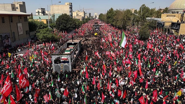 فيديو. نعش علي خامنئي يمر بين آلاف المعزين في مدينة النجف العراقية المقدسة