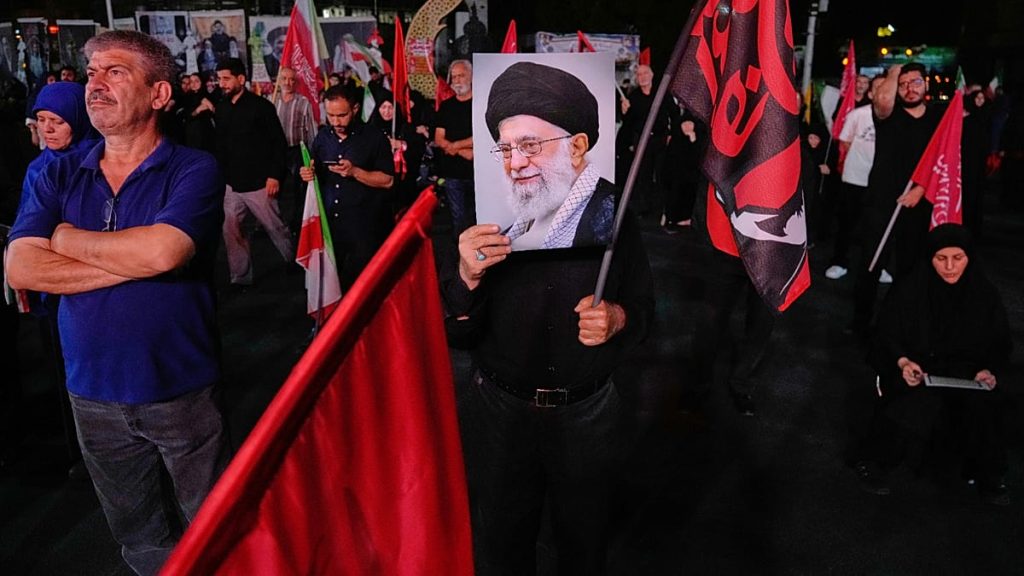 مباشر – إيران تغلق مضيق هرمز حتى إشعار آخر وواشنطن ترد بـ 140 ضربة وتحذّر: “طهران اتخذت قراراً خاطئاً”