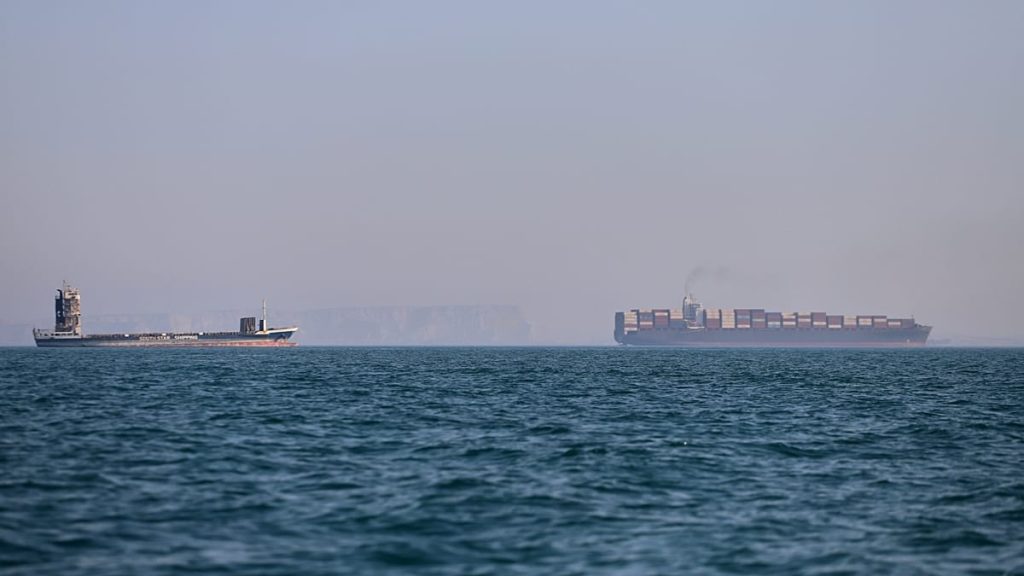 استهداف ثلاث ناقلات خلال 24 ساعة.. ماذا يجري في مضيق هرمز؟