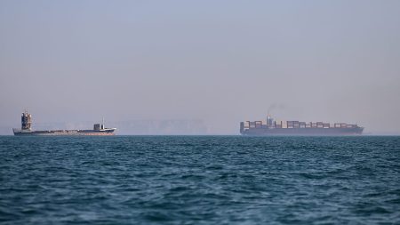 استهداف ثلاث ناقلات خلال 24 ساعة.. ماذا يجري في مضيق هرمز؟