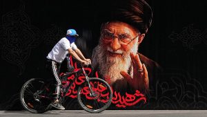 إيران تتوعد الولايات المتحدة وإسرائيل برد “قاسٍ” على أي هجوم خلال جنازة خامنئي