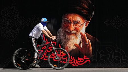 إيران تتوعد الولايات المتحدة وإسرائيل برد “قاسٍ” على أي هجوم خلال جنازة خامنئي