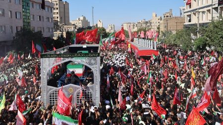 بعد مراسم تشييع تاريخية.. علي خامنئي يُوارى الثرى في مشهد
