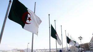 وفاة أطباء تعيد فتح جراح الصحة بالجزائر: ضغوط العمل وأجور متدنّية تدفع الكفاءات إلى الهجرة