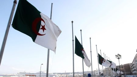 وفاة أطباء تعيد فتح جراح الصحة بالجزائر: ضغوط العمل وأجور متدنّية تدفع الكفاءات إلى الهجرة