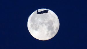 فيديو. قمر الفراولة النادر يضيء سماء لشبونة