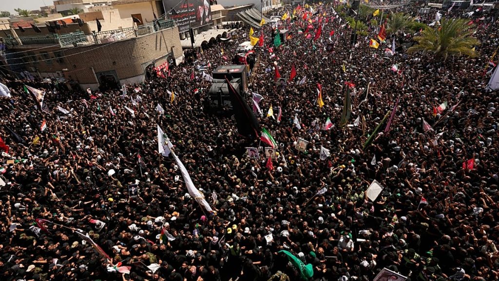 نعش خامنئي يصل إلى النجف.. مشاركة حاشدة لنحو مليوني عراقي في مراسم التشييع