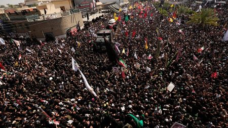 نعش خامنئي يصل إلى النجف.. مشاركة حاشدة لنحو مليوني عراقي في مراسم التشييع