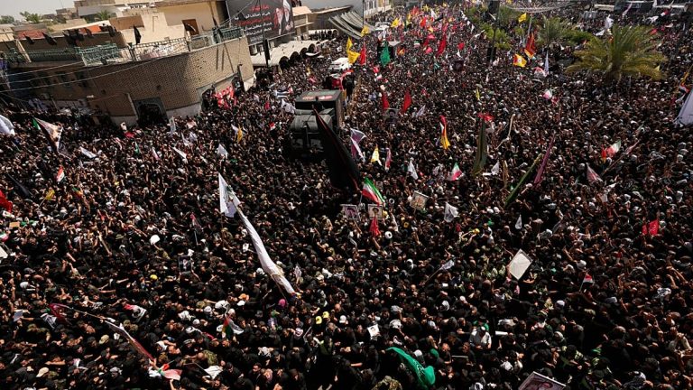 نعش خامنئي يصل إلى النجف.. مشاركة حاشدة لنحو مليوني عراقي في مراسم التشييع