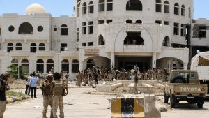اليمن.. مسلحون يختطفون حافلة ركاب تقل مسافرين من تعز في منطقة أمصرة